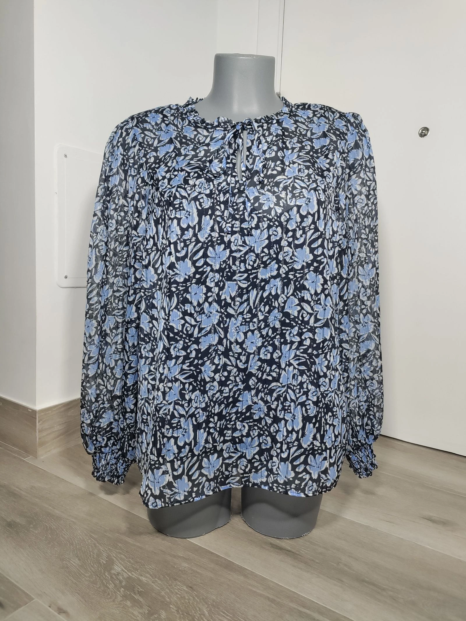 Blusa floral azul mujer C&A con top interior y manga larga – Talla 40